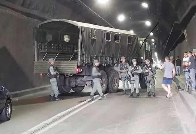 Members of the National Guard blocked the passage to MPs caravan, led by Juan Guaidó, in the tunnel of La Cabrera, which connects the states of Aragua and Carabobo.