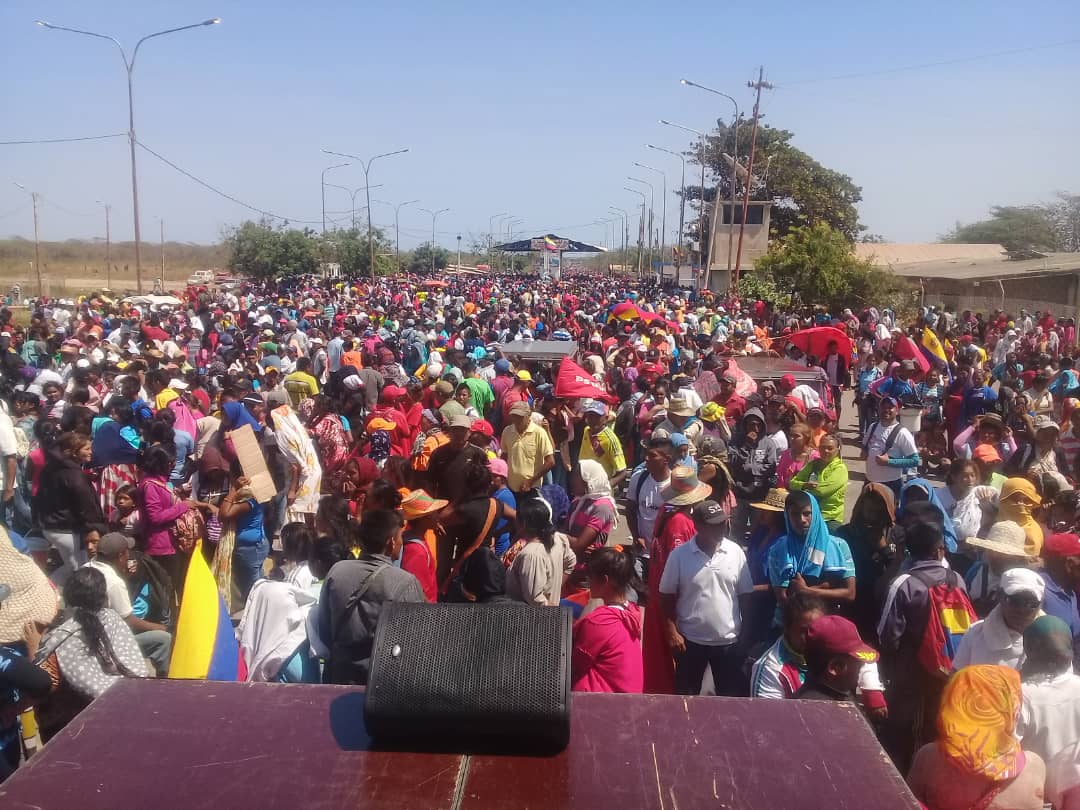 Indigenous people are gathered in support of @NicolasMaduro at Colombia-Venezuela border