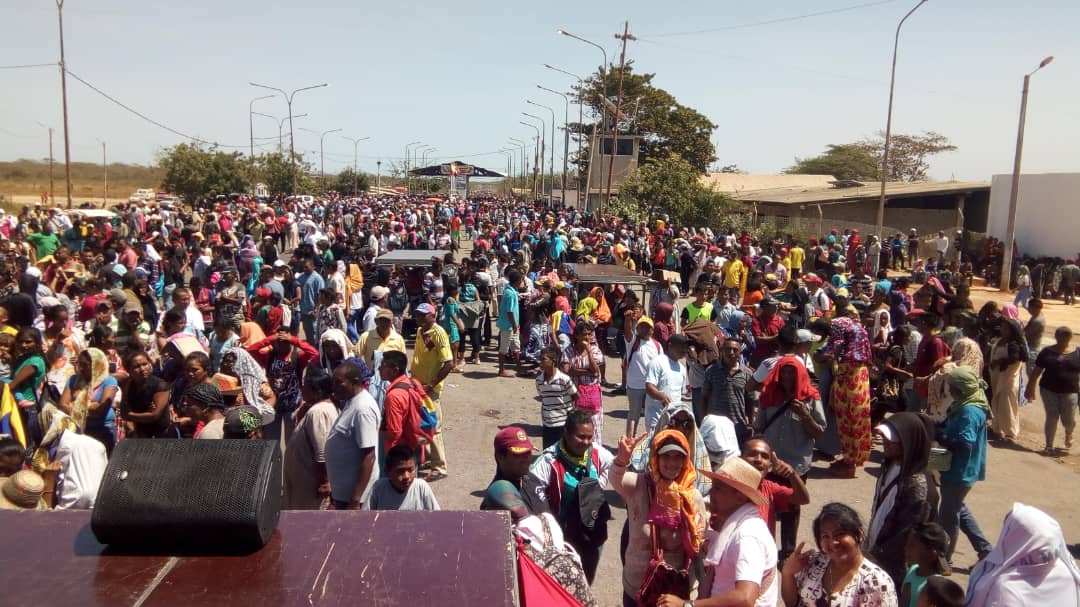 Indigenous people are gathered in support of @NicolasMaduro at Colombia-Venezuela border