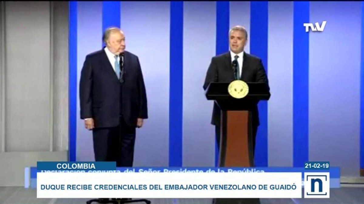 .@IvanDuque receives credentials from the Venezuelan ambassador of Juan Guaidó.