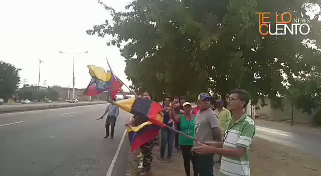 Citizens wait in roads of the Libertador municipality of Carabobo to express their support for the caravan of parliamentarians who are heading to Cúcuta.