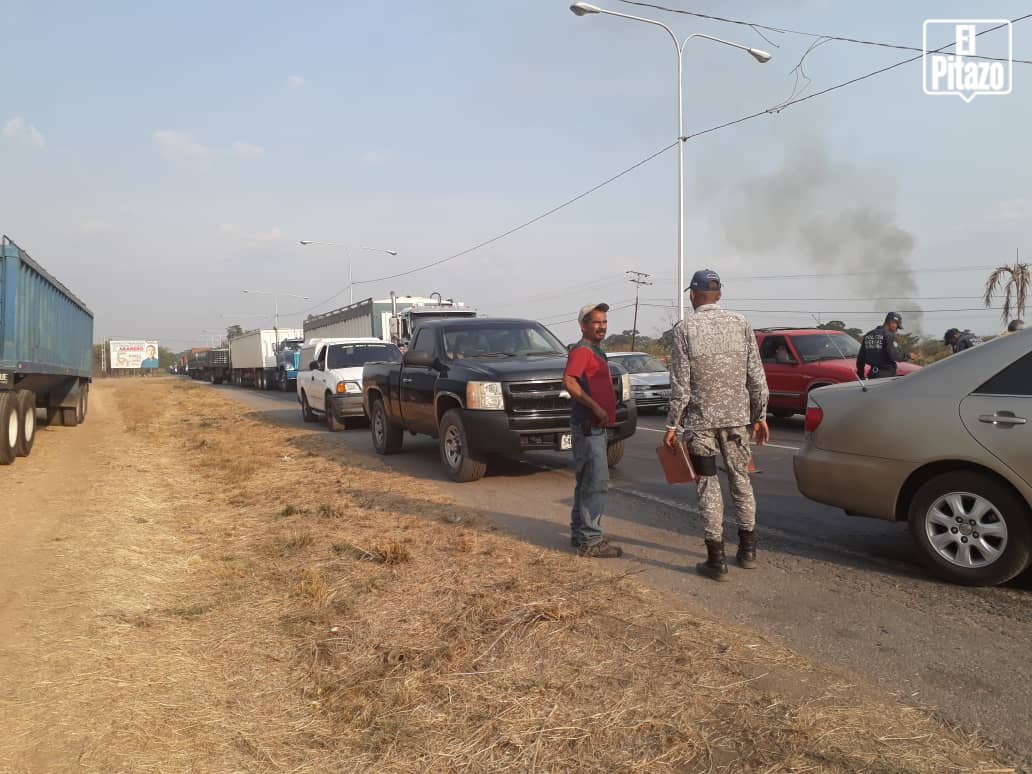 A kilometer long ja, is registered at the entrance of San Carlos, Cojedes state, because officials of the PNB make an operation to check vehicles