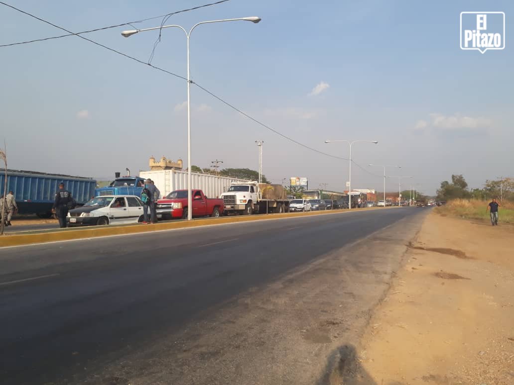 A kilometer long ja, is registered at the entrance of San Carlos, Cojedes state, because officials of the PNB make an operation to check vehicles
