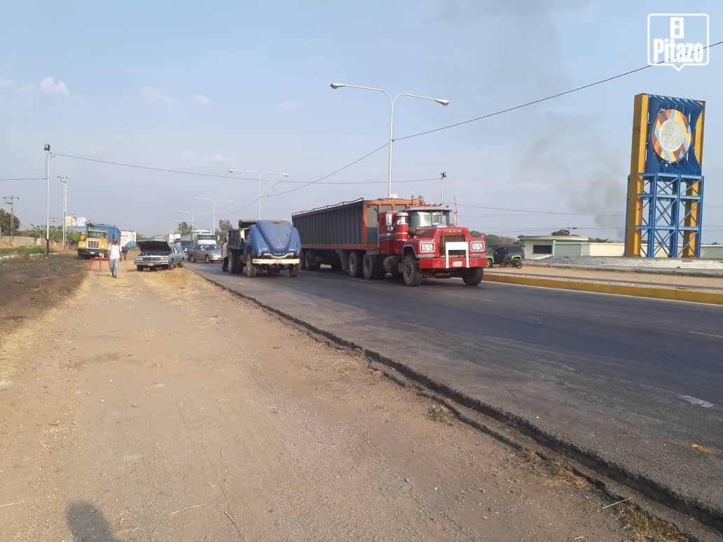 A kilometer long ja, is registered at the entrance of San Carlos, Cojedes state, because officials of the PNB make an operation to check vehicles