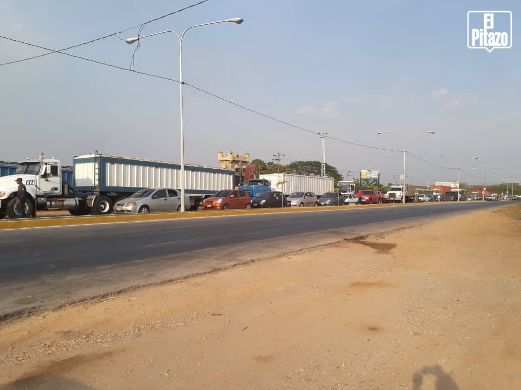 A kilometer long ja, is registered at the entrance of San Carlos, Cojedes state, because officials of the PNB make an operation to check vehicles