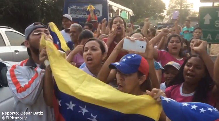 Cojedes: About 70 people gathered on the side of the road between Tinaco and San Carlos, very close to the checkpoint installed by the National Guard