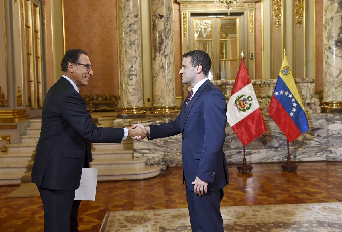 The president of Peru @MartinVizcarraC received the Credentials of the Venezuelan ambassador @carlosscull, appointed by the interim president of Venezuela, @jguaido.