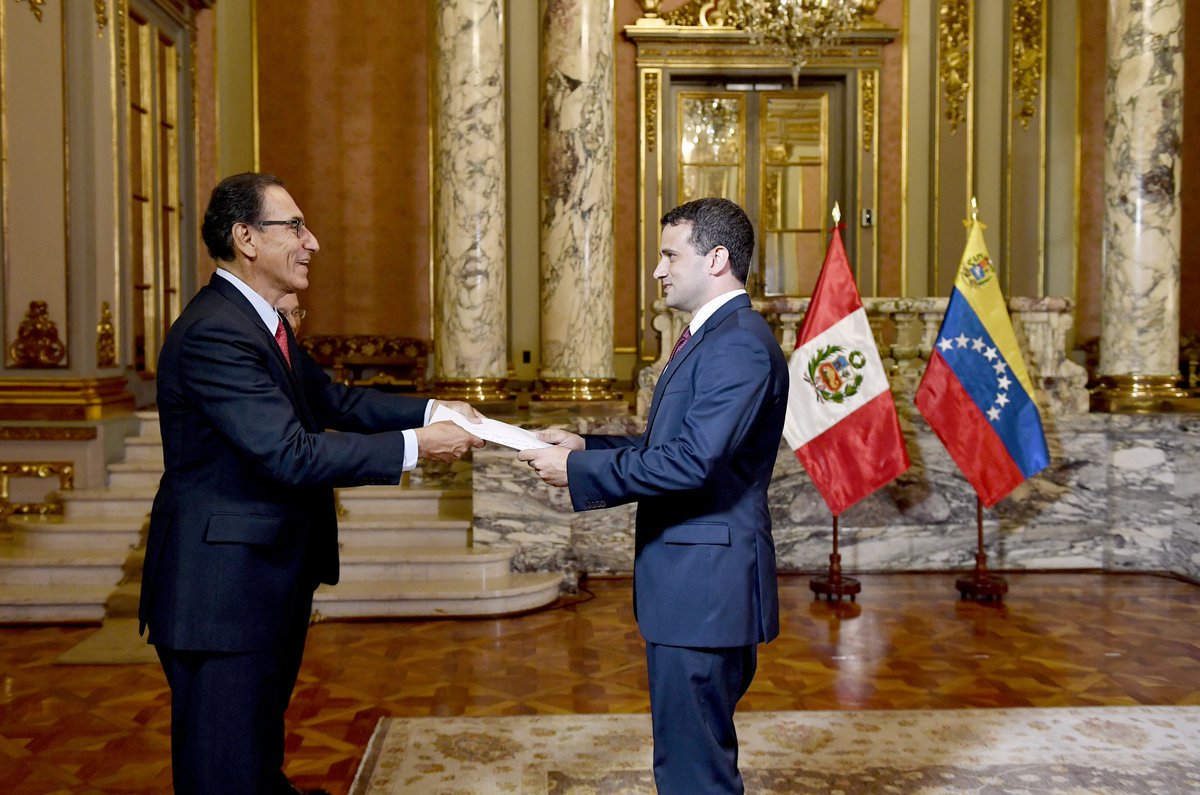 The president of Peru @MartinVizcarraC received the Credentials of the Venezuelan ambassador @carlosscull, appointed by the interim president of Venezuela, @jguaido.