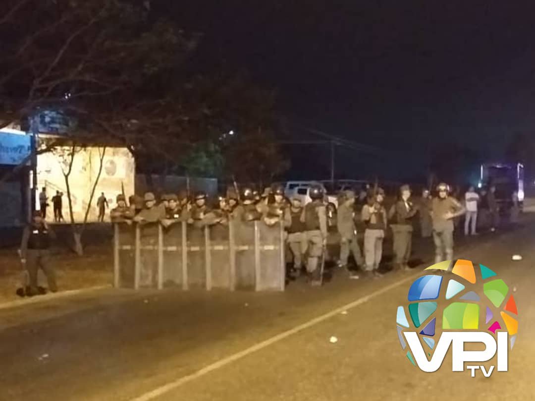 A las 10 de la noche efectivos de la Guardia Nacional bloqueaban el paso de la caravana de autobuses donde van los diputados, en San Carlos, Cojedes.