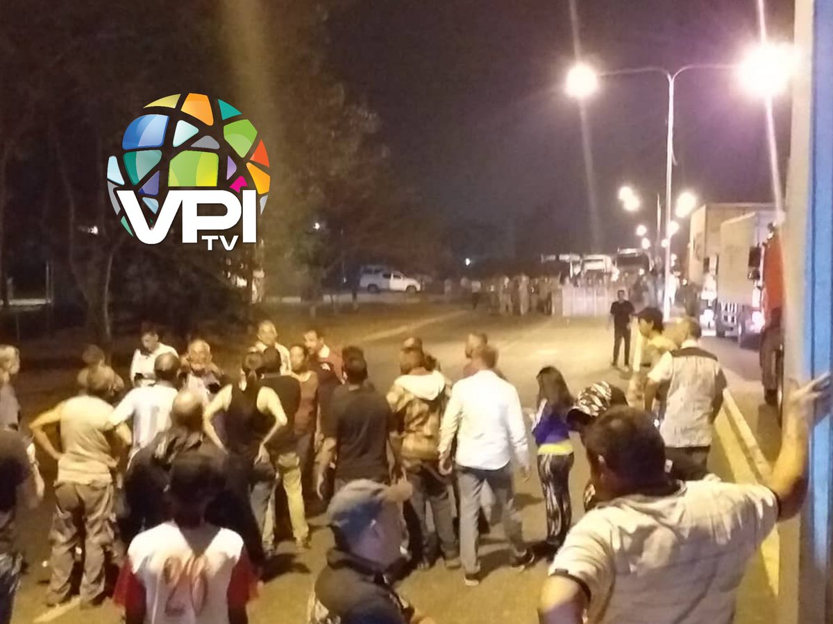 A las 10 de la noche efectivos de la Guardia Nacional bloqueaban el paso de la caravana de autobuses donde van los diputados, en San Carlos, Cojedes.
