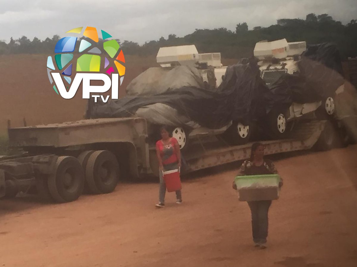 At least four armoured vehicles wait in two of the 12 trucks that are on the road to the border between Brazil and Venezuela. Military presence in the area will be reinforced in the coming hours.