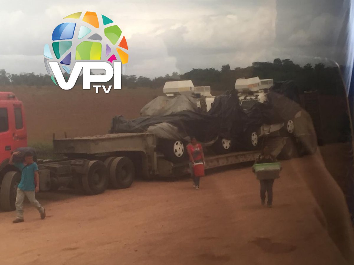 At least four armoured vehicles wait in two of the 12 trucks that are on the road to the border between Brazil and Venezuela. Military presence in the area will be reinforced in the coming hours.