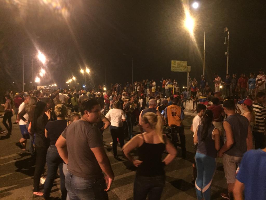 This is how the town of Guanare in Portuguesa was waiting for the caravan of MPs coming to receive humanitarian aid. The buses were attacked a little earlier and one of the drivers was injured. 