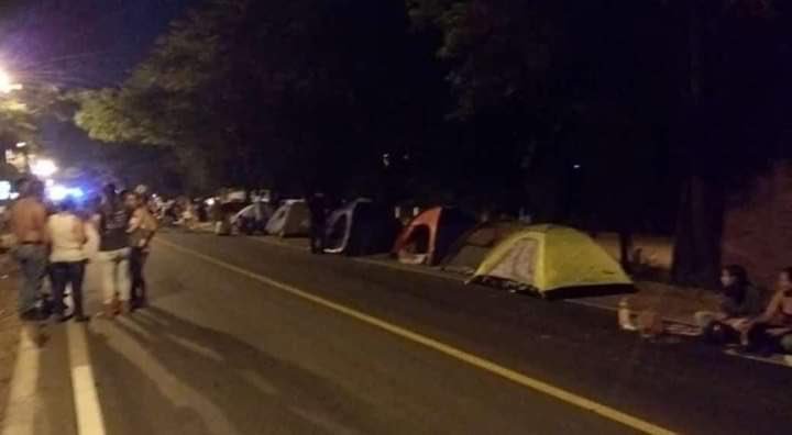 More than 300 or 400 people have stayed overnight since yesterday night to be able to join the @VenezuelaAid  concert 