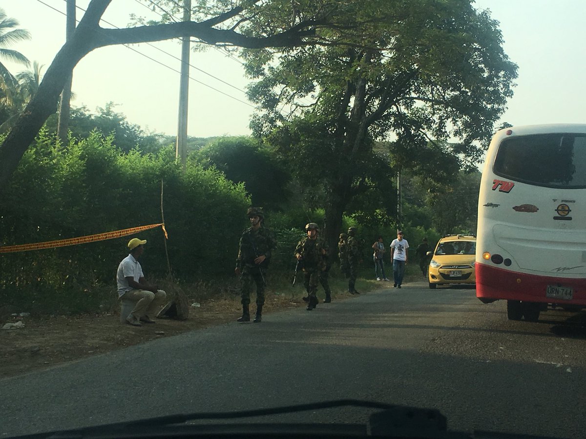 The Colombian army is guarding the surroundings of the Tienditas bridge, with hundreds of firefighters and civil defense, thousands and thousands of people arriving