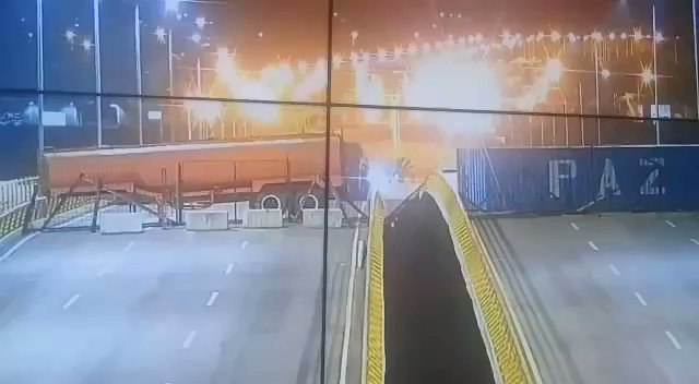Colombia Migration Ministry shows how the containers that block the Tienditas bridge were welded/strengthened by soldiers