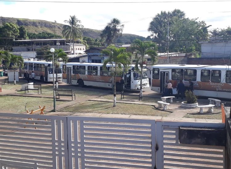 A picture of the buses that were carrying Venezuelan Army soldiers arrived in Santa Elena de Uairén this morning. These buses were involved in the clashes with the Pemones tribe in Gran Sabana that killed a civilian. The buses say With Maduro the people are safe 