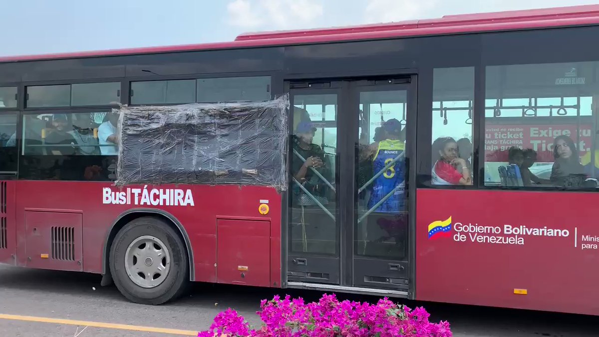 As usual, the government buses in supporters to the Tienditas concert. Half empty.   