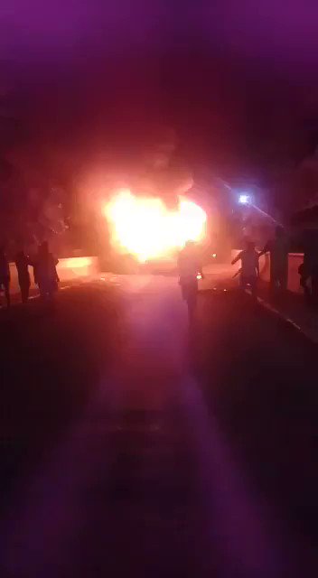 Locals in Santa Elena de Uairén burnt GNB trailer on the brigde to block the GNB patrols overnight   