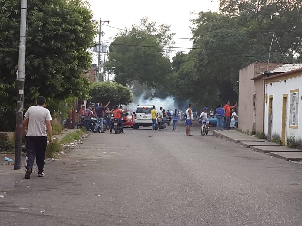 Tachira: In Ureña, GNB troops are throwing tear gas at the people, demanding the pass through Francisco de Paula Santander international bridge linking with Colombia.