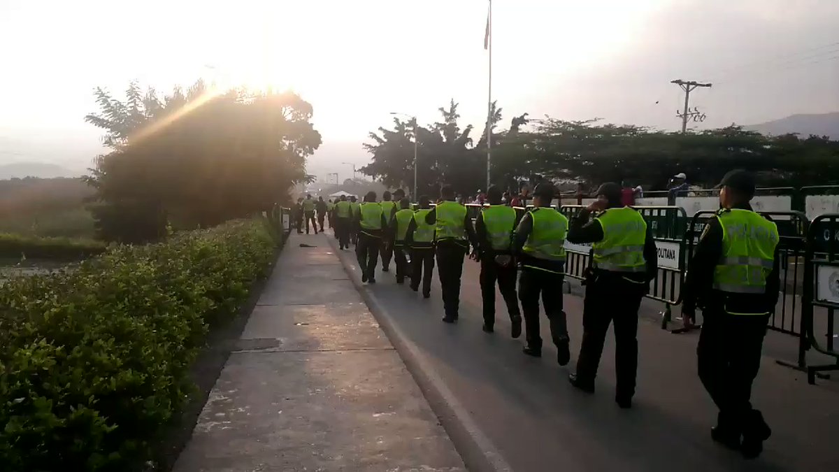 Colombian Police advances towards the Simón Bolívar International Bridge.