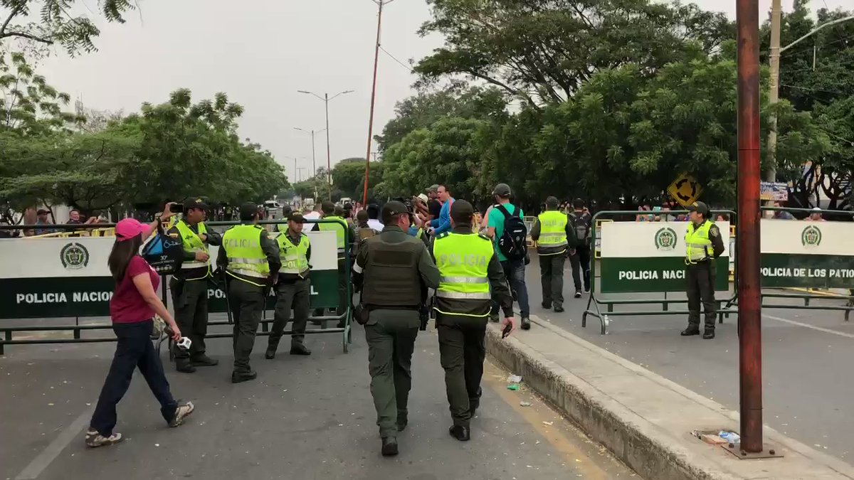 The neighbors of the Santander Bridge cheer the Venezuelan sergeant who has just deserted 