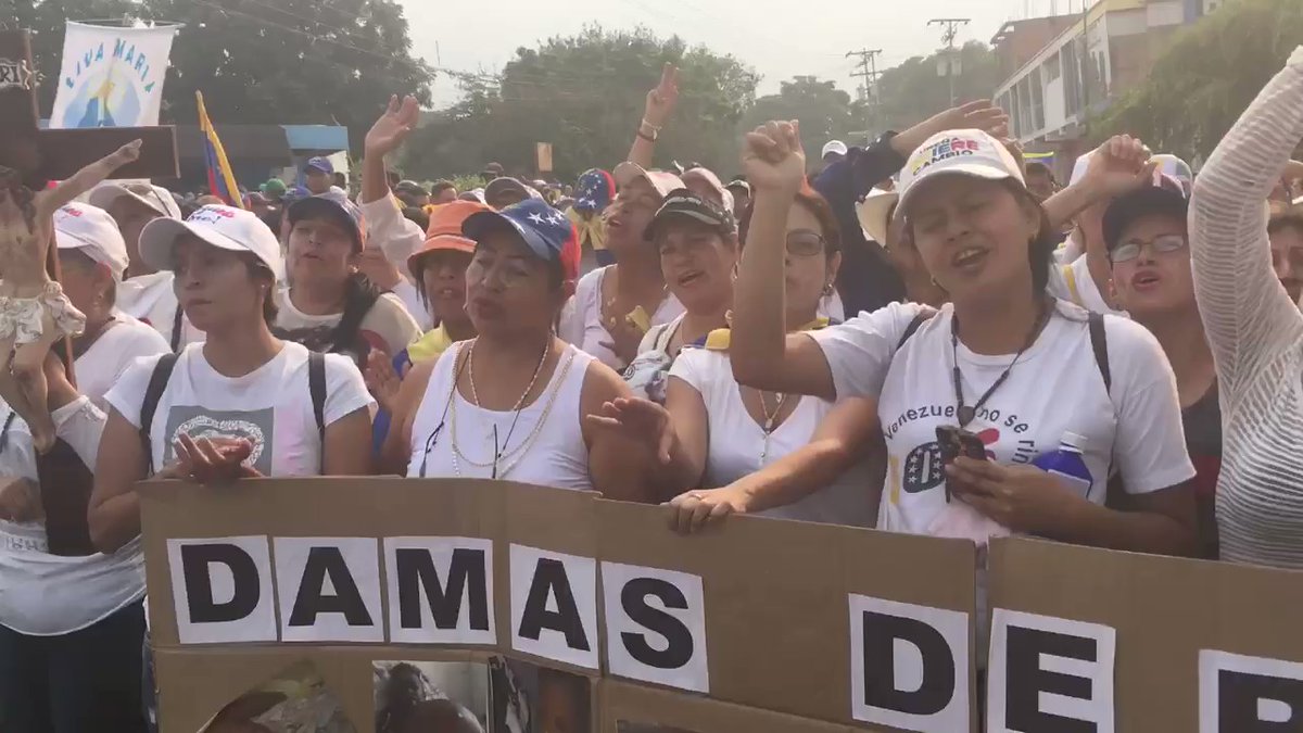 The 'White Ladies of Tachira' have arrived in Ureña to march demanding open border and entrance of humanitarian aid.  Peaceful here, while two blocks down the road is riots and teargas  