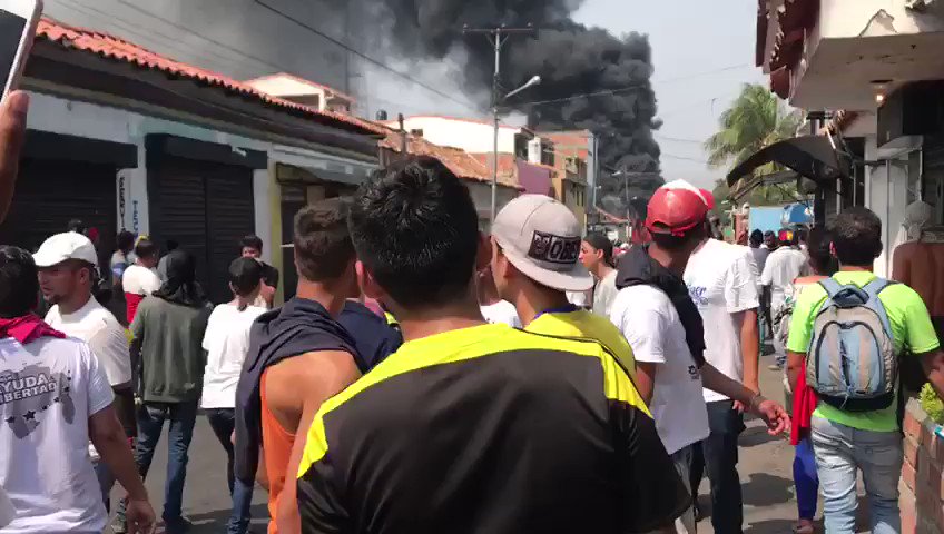 Demonstrators in Ureña burn a bus and the flames affect a house. Video: @amandasanchezc
