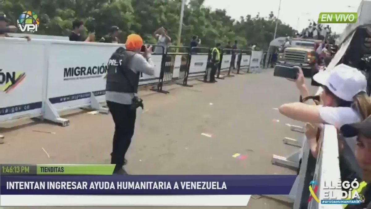 Violent crackdown on the Ureña bridge after four truck with humanitarian aid tried to enter Venezuela