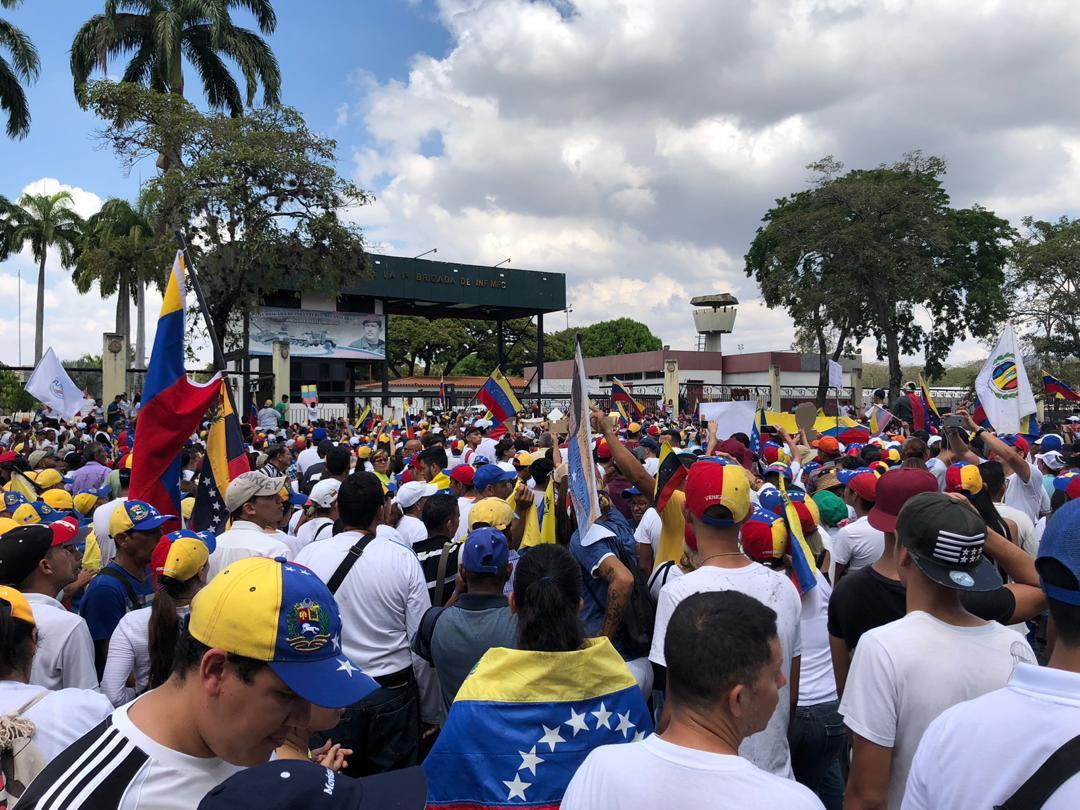 Civil society begins to concentrate in front of the Barquisimeto detachment in support of the entry of humanitarian aid to the country.