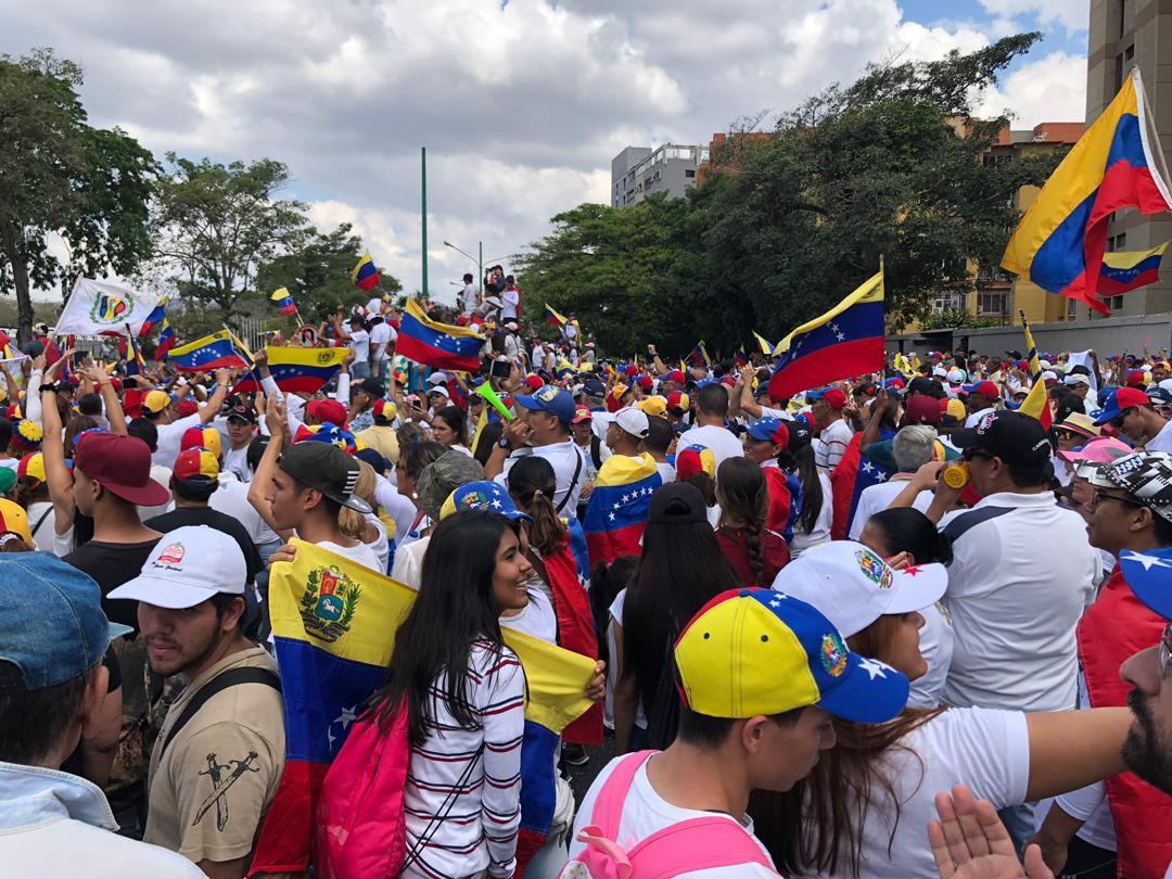 Civil society begins to concentrate in front of the Barquisimeto detachment in support of the entry of humanitarian aid to the country.