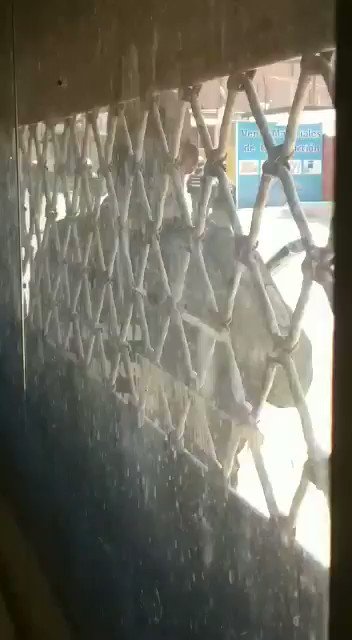 On the  Roscio street, in Santa Elena de Uairén, GranSabana, troops of the GNB shoots demonstrators that demand the entrance of the Humanitarian Aid