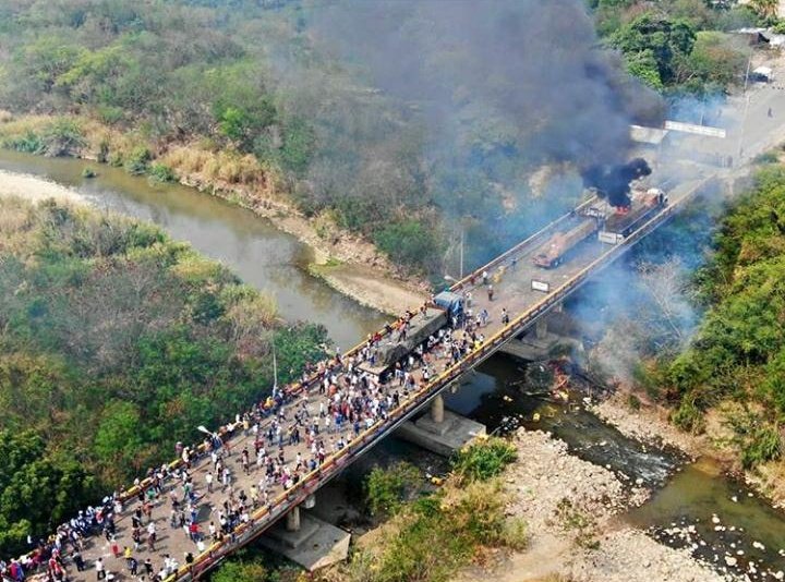 Three trucks with humanitarian aid were burned by Maduro officials on a bridge, bordering Colombia. Strong repression of volunteers.