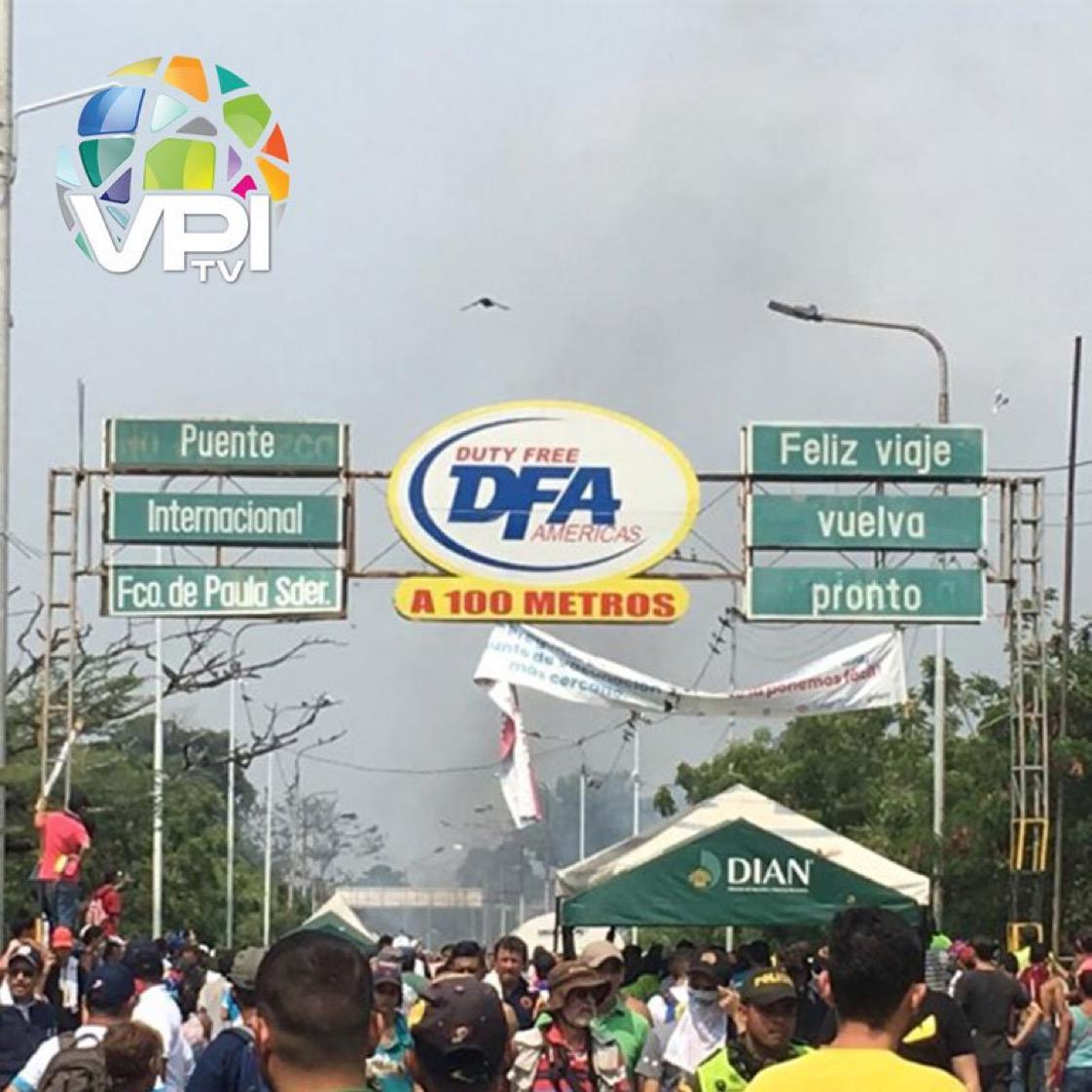 Three trucks with humanitarian aid were burned by Maduro officials on a bridge, bordering Colombia. Strong repression of volunteers.