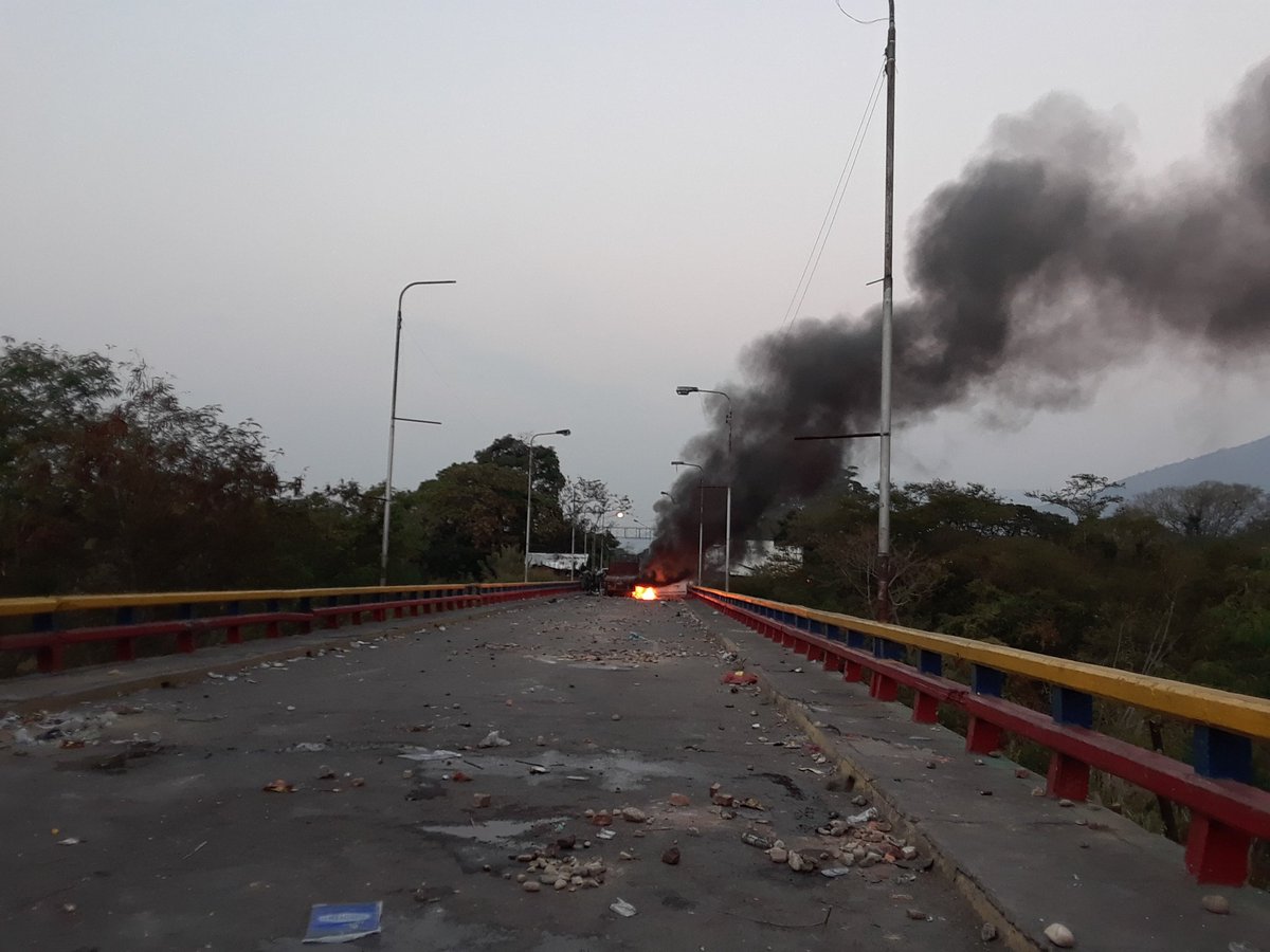 Clashes again at the Francisco de Paula Santander bridge. The truck that burned on Saturday, burned again.