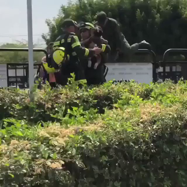 Video: Venezuelan trooper coming to Colombia with his child