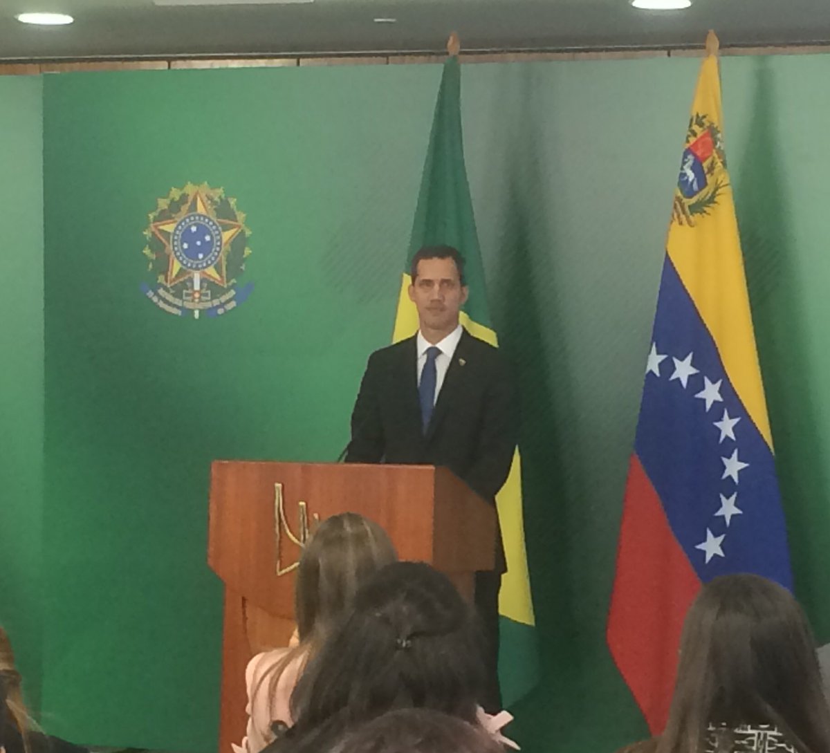 Guaidó diz que poderia aceitar ajuda de qualquer país que esteja disposto a viabilizar a saída de Maduro, inclusive China e Rússia. Repete que a única saída é a democracia. Afirma que o país já está em uma ditadura, quer uma Presidência pacífica.   