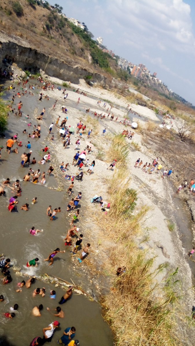 Barquisimeto: Citizens desperate for lack of water bathed in a stream at the bridge las Damas between Barquisimeto and Cabudare. 