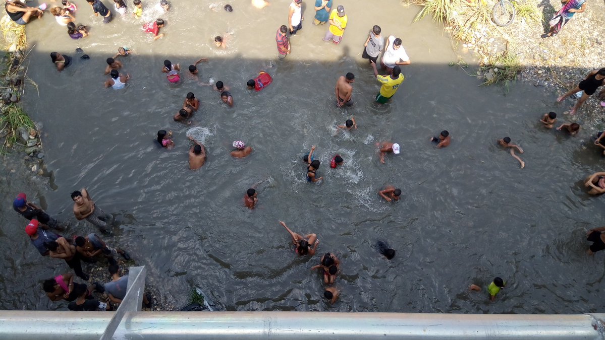 Barquisimeto: Citizens desperate for lack of water bathed in a stream at the bridge las Damas between Barquisimeto and Cabudare. 