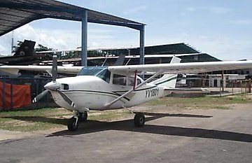 Una avioneta Cessna 206, siglas YV-1801, cayó a tierra el mediodía de este lunes en el municipio GranSabana del estado Bolívar. En la aeronave, perteneciente a Aerotransporte La Montaña, iban 3 coroneles y un sargento mayor de 3ra adscritos a la ZODI Bolívar. Venezuela   