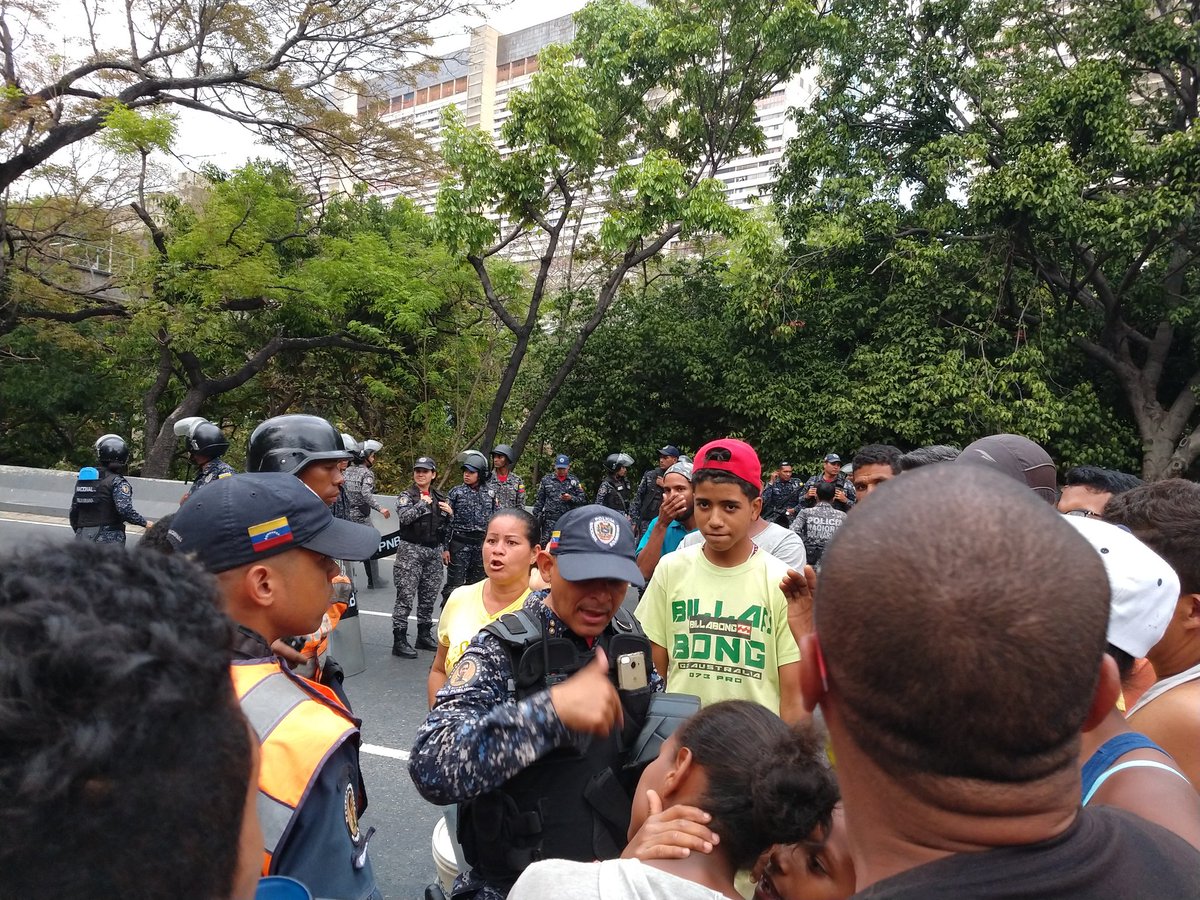National Police threatens to distribute tear gas bombs to protesters, who at this time keep the Francisco Fajardo highway closed at San Agustín, in demand for water