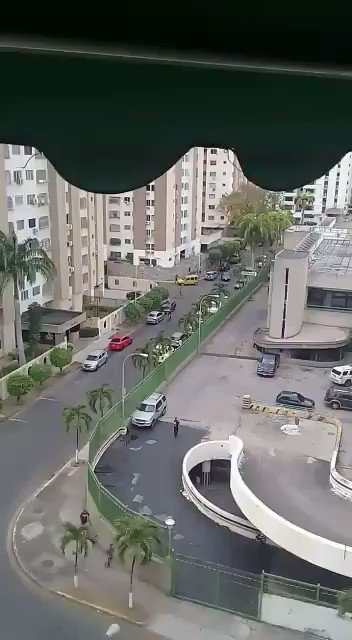 Police of Carabobo dispersed with pellets and tear gas protesters in Prebo Valencia at area of Shopping Center, several detained