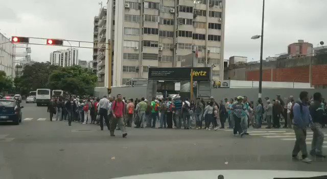 Chacaíto, Caracas: Larga fila de ciudadanos tratando de abordar unidades de transporte público, debido a la prolongada interrupción del servicio de Metro.  Las precariedades derivadas del colapso de los servicios públicos, se han agudizado luego del apagón   