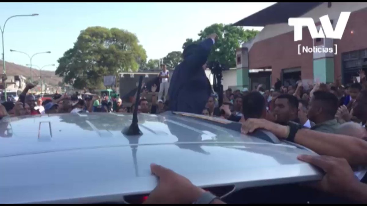 Inhabitants of the state Carabobo show support to @jguaido, who arrived in the city of Valencia to participate in the rally he announced for this Saturday.