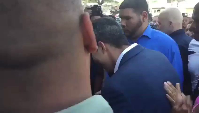 Acting President @jguaido speaks against pro-Maduro groups collectivos, shouts to the people, you can, or can not clear that you can, at Cathedral of Valencia in the state of Carabobo 