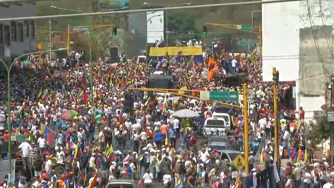 Many citizens are gathered at Av. Cedeño de Valencia, Carabobo, waiting for the Acting President @jguaido. Image via Reuters