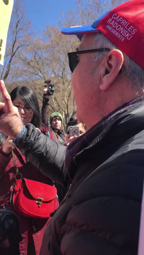 Moment of tension during discussion of positions between those who support the Guaidó and those who support the departure of the United States from the affairs of Venezuela, during protests in Washington