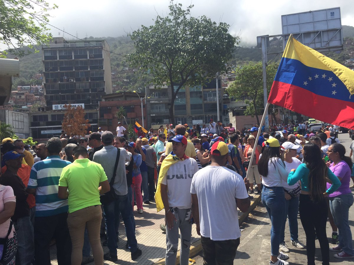 Sociedad civil de Vargas espera a @jguaido en la plaza El Cónsul de Maiquetía.   