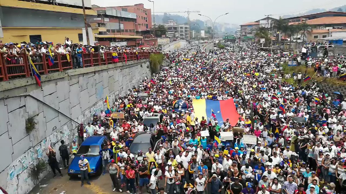 Crowd at 16 km of the Panamericana PNM at the area of  La Rosaleda Interchange while the acting president @jguaido was addressing the protesters