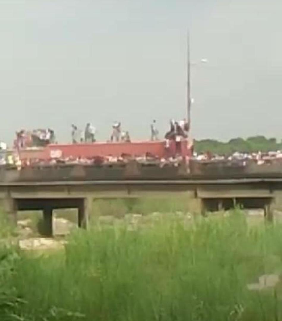 Táchira River flooded and those who used to go through smuggle ways to Cucuta now confronted National Guard and took the Simón Bolívar international bridge